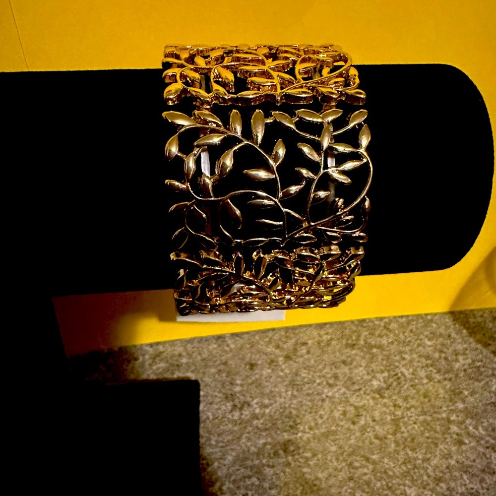 Beautiful gold tone, elastic bracelet